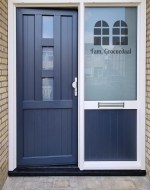Raamfolie voordeur raampjes en naam